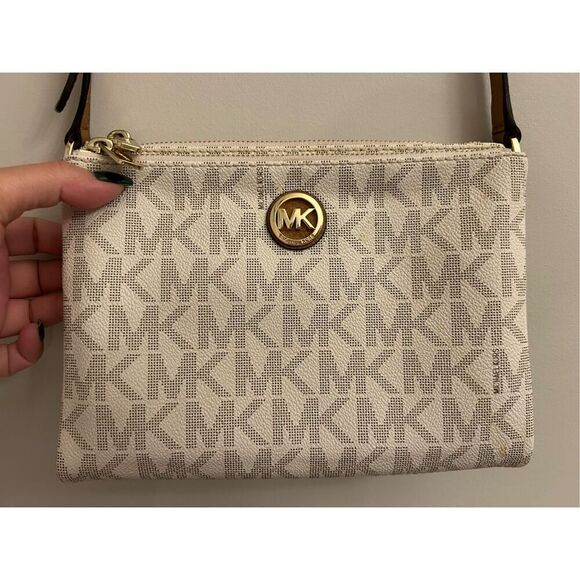 Michael Kors Signature Jet Set FultonEast West Vanilla PVC Crossbody - Picture 2 of 9